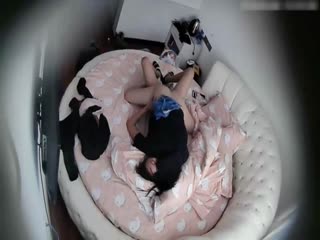 酒店摄像头白嫩漂亮的大学美女刚进房间就被男友扑倒扯掉裤子强行啪啪操太久受不了不想干了被拉过来继续干